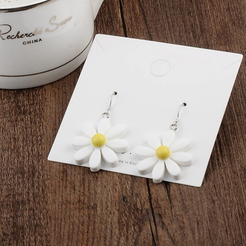 Daisy Earrings, Retro Earrings, Daisy Dangle Earrings, Flower Earrings, 60s inspired earrings